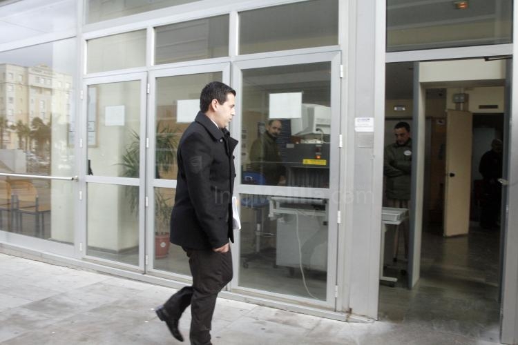 Azmani llegando a los juzgados