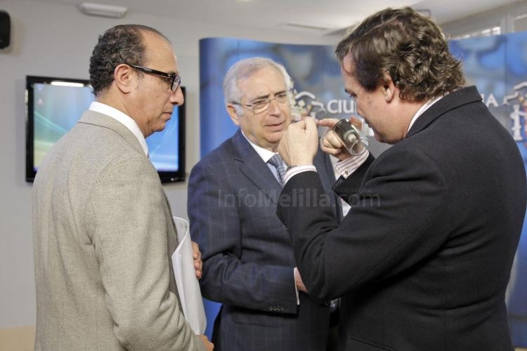 Álvaro Muñoz, director territorial de Telefónica, enseña una muestra del cable de fibra óptica al pr