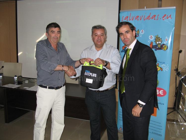 Apretón de manos entre vicepresidente y presidente, del Melilla y Federación