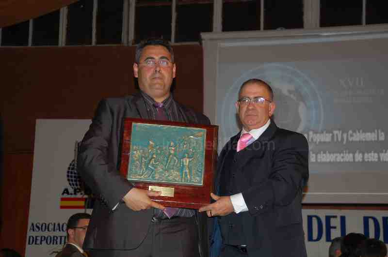 El pfremiado, Javier Nieto, recogiendo su galardón