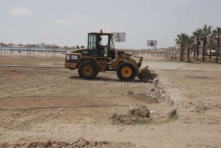 Melilla instala una bomba para extraer el agua estancada de la desembocadura