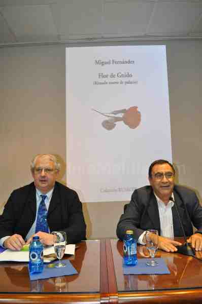 Momento inicial de la presentación del poemario de Miguel Fernández