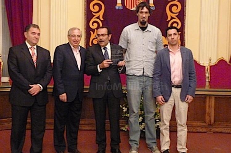 Presidente, capitán y técnico, recogiendo el galardón