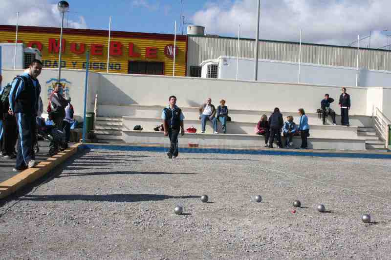 Los periodistas deportivos se acercan al mundo de la petanca con la Federación local