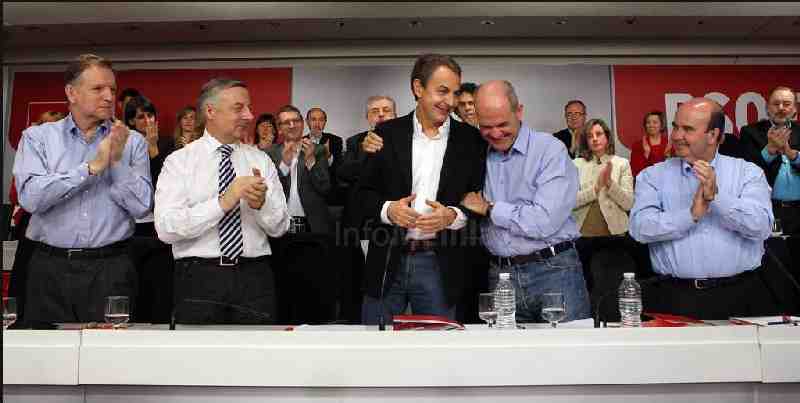 El PSOE aplaude al presidente del Gobierno durante el Comité Regional