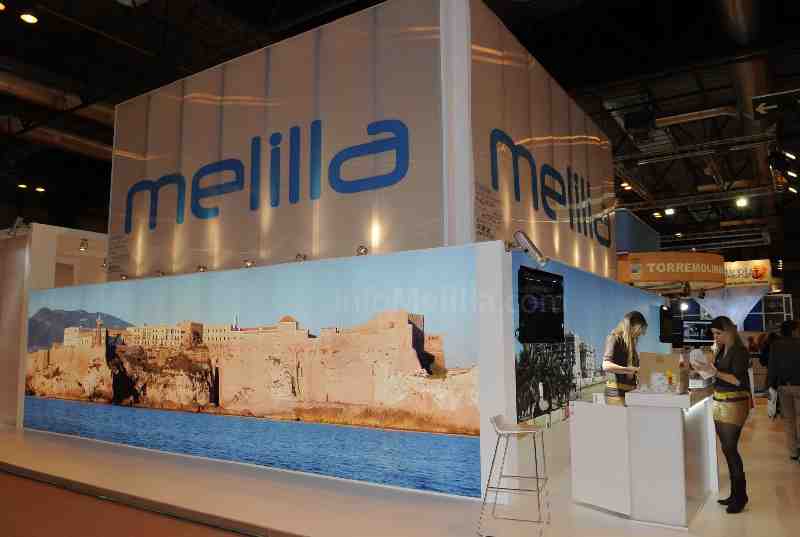 La Reina Doña Sofía saluda a Melilla en el stand de la ciudad en FITUR 2011