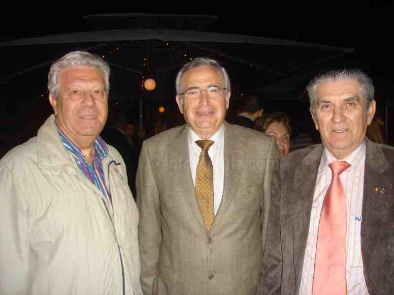 Juan José Imbroda saluda a los miembros de la Asociación de Antiguos Residentes de Alhucemas