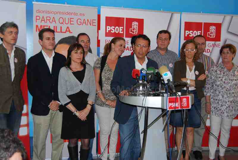 Dionisio Muñoz, acompañado por algunos otros miembros de la candidatura socialista