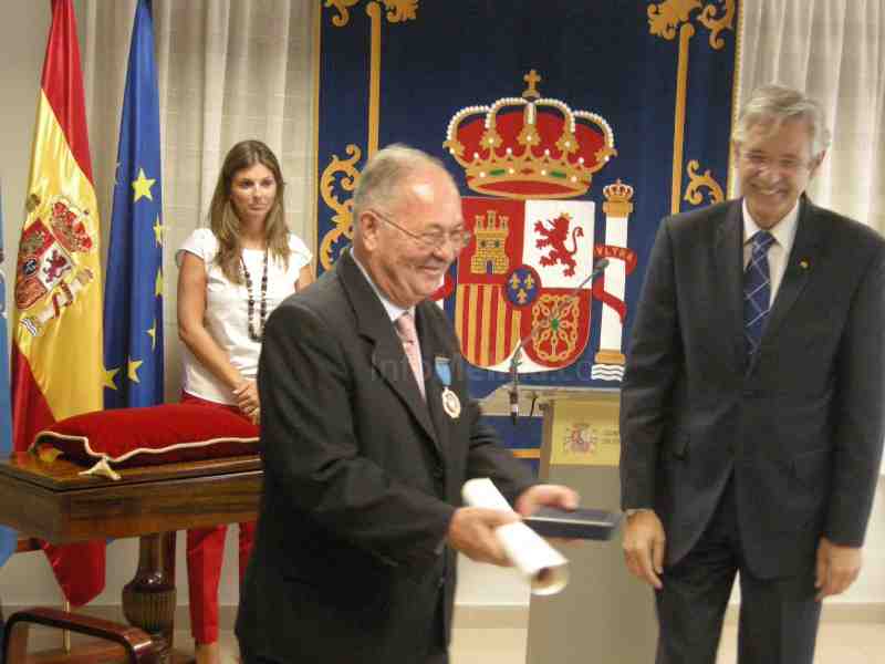 El profesor Antonio Zapata ha recibido hoy la Medalla de Oro al Mérito en el Trabajo