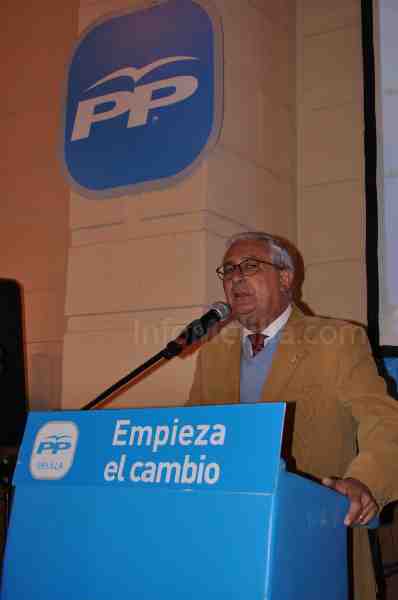 Antonio Gutíerrez dirigiéndose al público