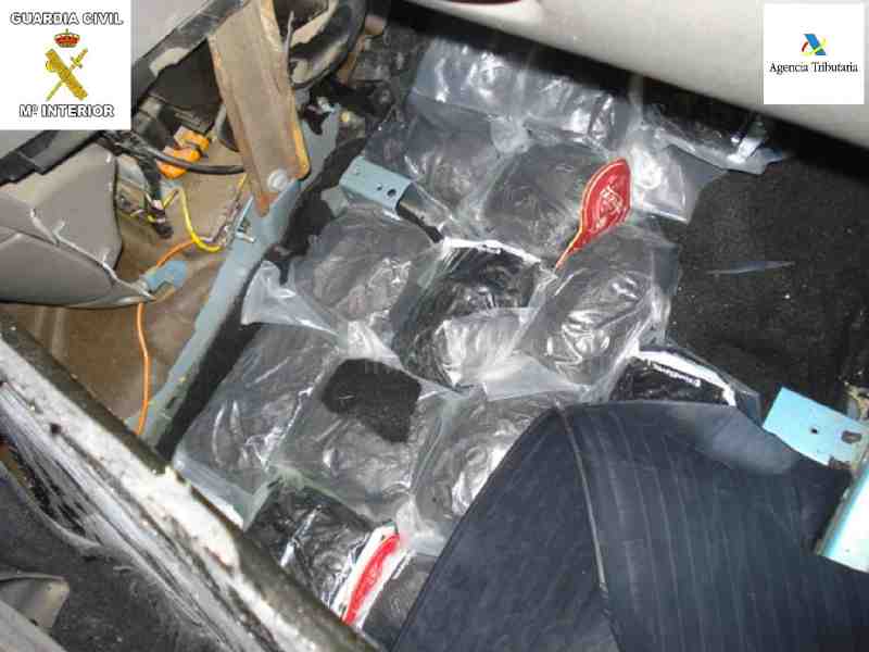 Agentes de la Guardia Civil detienen a tres personas en posesión de 50 kilogramos de hachís