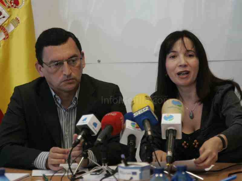 El presidente de la APM, José María Navarro, y la viceconsejera de la Mujer en funciones, Mercedes E