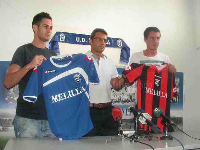 Los dos nuevos jugadores con la camisola del Melilla en sus manos