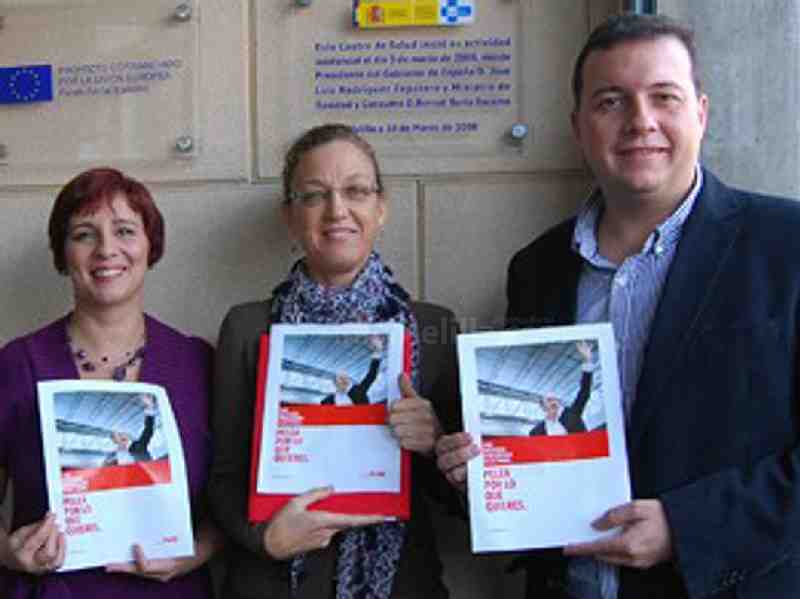 La terna socialista posa con la revista