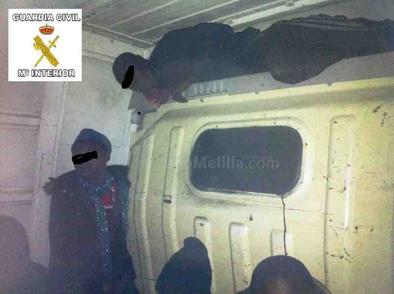 La Guardia Civil intercepta en Beni Enzar a siete subsaharianos hacinados en una furgoneta de carga