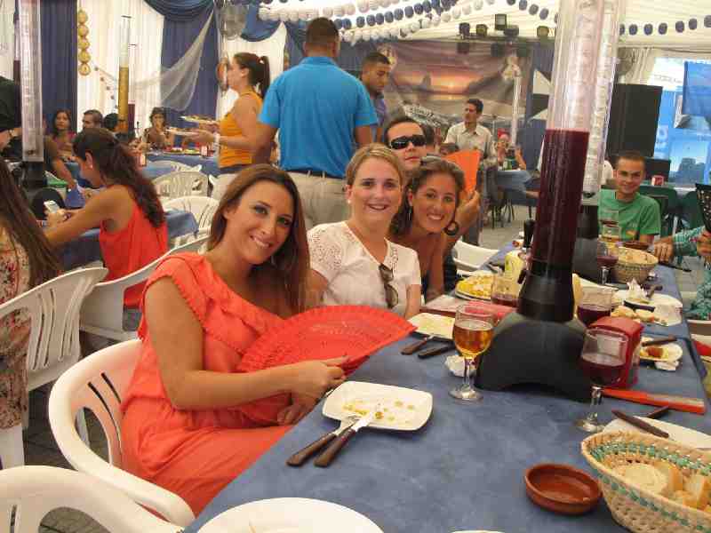 La paella, en sus diferentes vertientes, plato estrella de las casetas del Real de la Feria