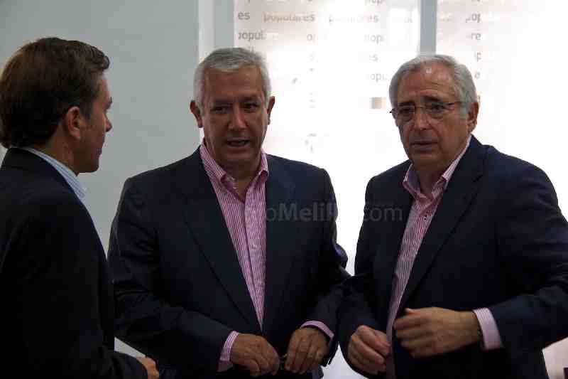 Miguel Marín (izda), Javier Arenas (centro) y Juan José Imbroda (dcha.)