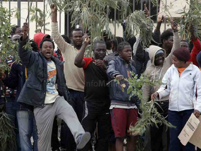 Melilla amanece con una concentración de inmigrantes sin papeles que pide regularizar su situación