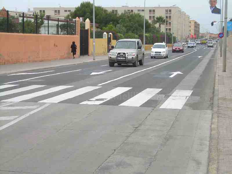 La Policía Local mejora la señalización en Alfonso XIII y en el Paseo Marítimo Mir Berlanga