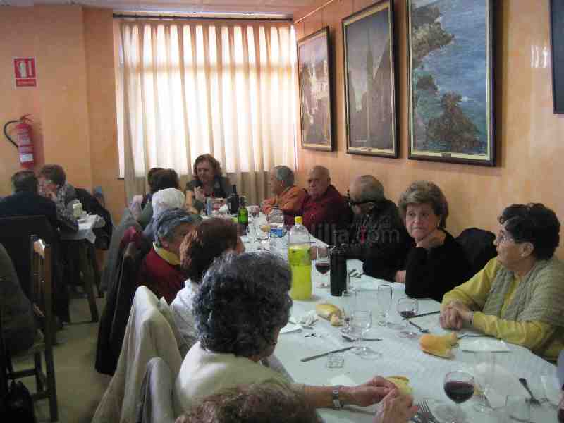 Los ancianos de la Residencia de la Hermanitas de los Pobres se dieron un festín en la Casa de Melil