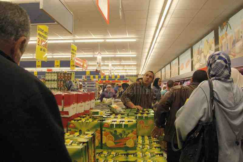 Miles de clientes obligan a Lidl a reponer sus estanterías en cuestión de minutos