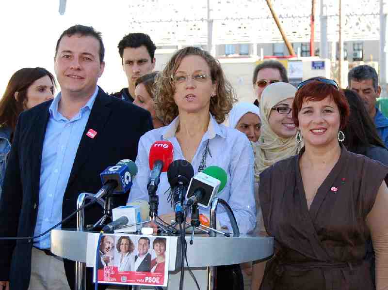 Gloria Rojas, acompañada por los dos candidatos del PSOE al Senado por Melilla