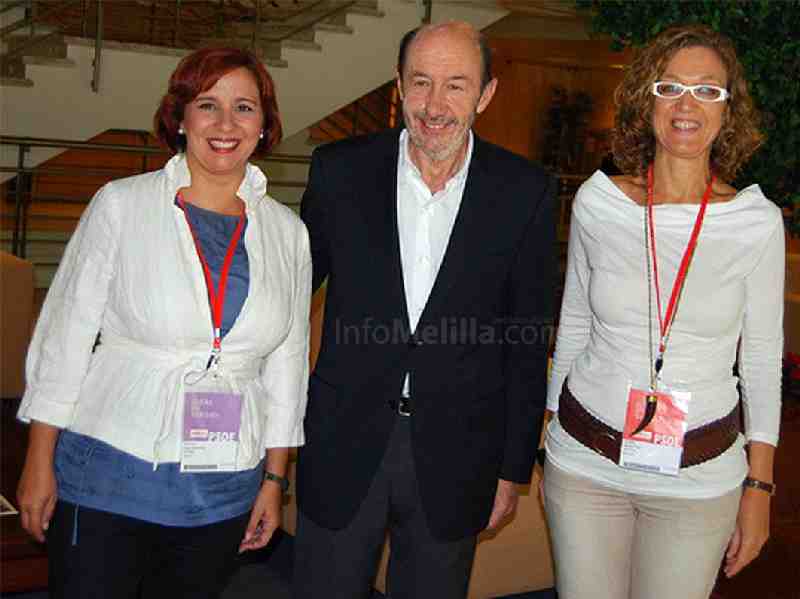 Rosa López Ochoa y Gloria Rojas, junto a Alfredo Pérez Rubalcaba