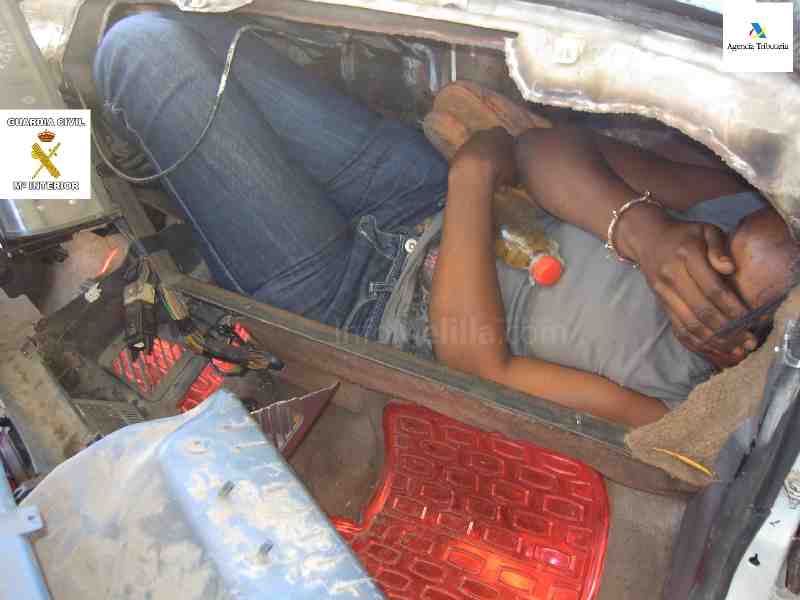 Otra inmigrante localizada en el salpicadero de un coche conducido por una mujer
