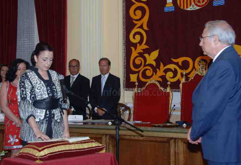Dunia Almansouri prometiendo su cargo como vicepresidenta segunda