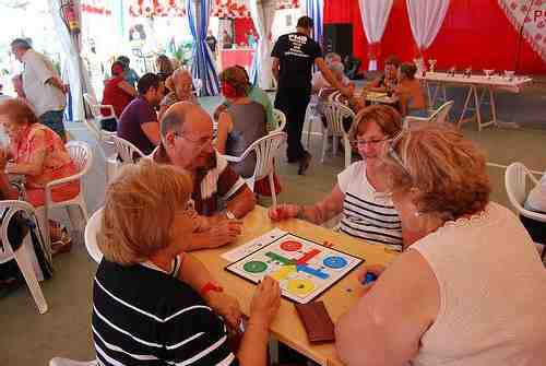'La Bodeguiya' desarrolla su concurso de parchís con 12 parejas participantes