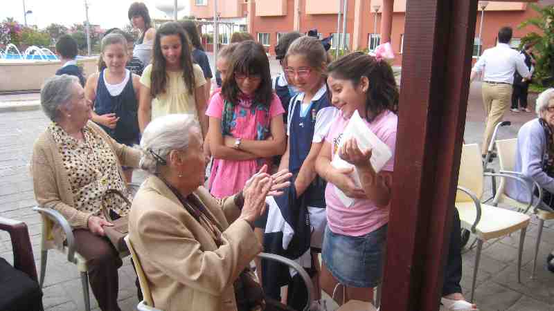 Los alumnos del Enrique Soler enseñan a fabricar jabón a los mayores de la Residencia