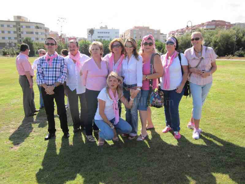 Cientos de melillenses participan en el gran lazo humano contra el cáncer de mama