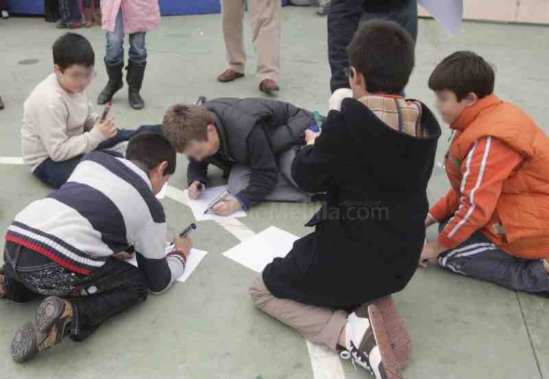 Un grupo de niños dibujando