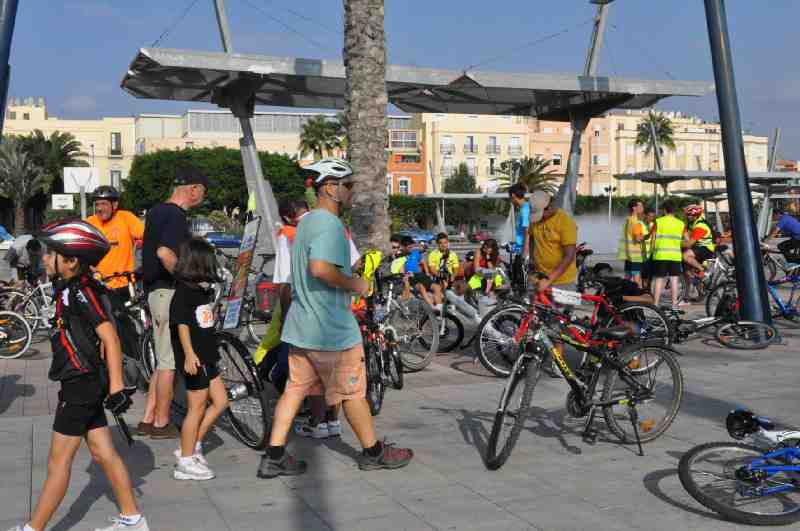 Cien personas participan en la XXI pedalada de ‘Melilla con bici’
