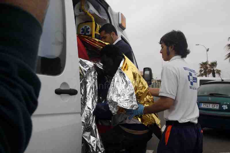 Dos inmigrantes entran a nado en Melilla tras luchar con el fuerte oleaje