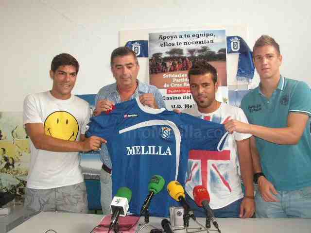 El Presidente del Club con tres de los nuevos fichajes
