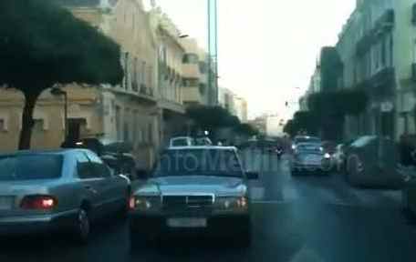 Un conductor circula sólo marcha atrás por avería por las calles de Polavieja y General Astilleros