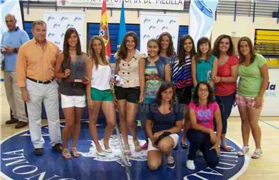 La entrega de trofeos pone el broche de oro a las ligas locales de baloncesto