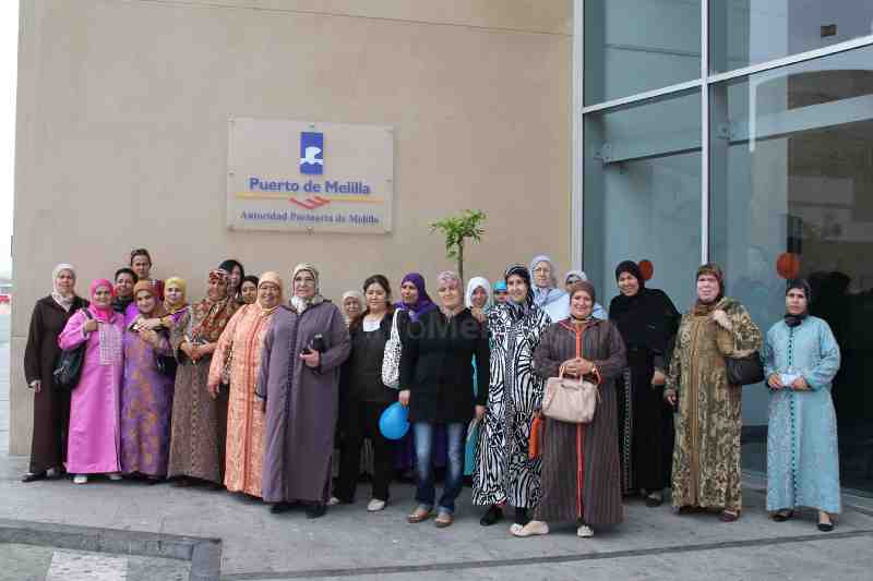 La Asociación de Mujeres Vecinales visita las instalaciones del puerto melillense