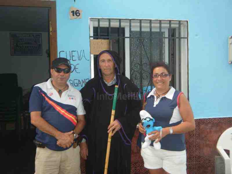 Florensa visita Júzcar el 'Primer Pueblo Pitufo del Mundo', que sigue de azul