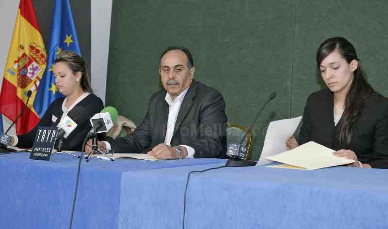 El presidente de PDM, Mohamed Mohand, rodeado de las secretarias de Organización (izda.) y de Juvent
