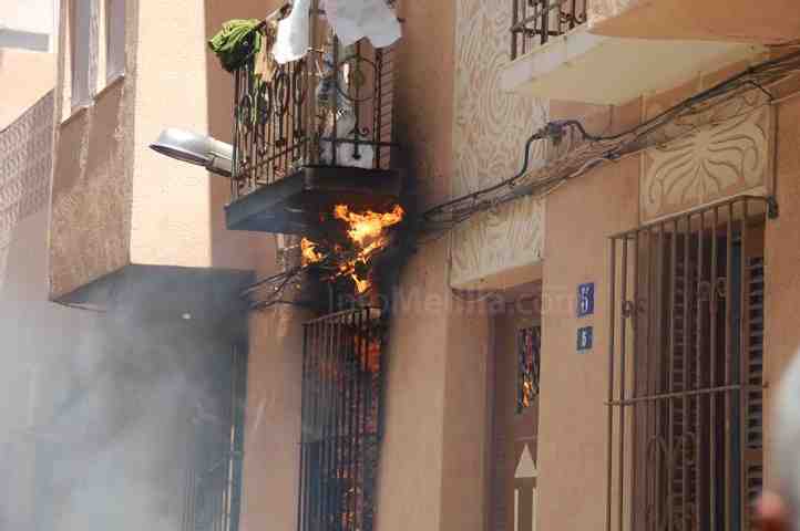Aparatoso incendio en una vivienda en la Calle Bueno Espinosa