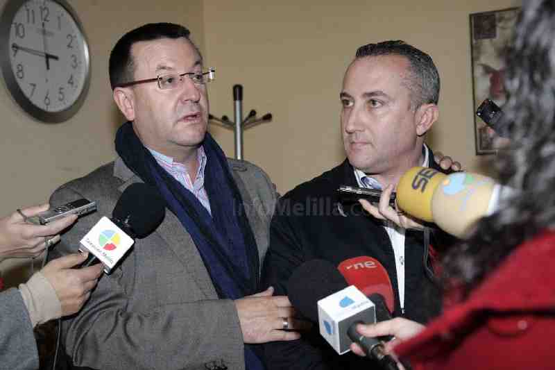 El responsable de la entidad en Málaga, Juan José Soriano (izq.), ha visitado hoy la sede de Melilla