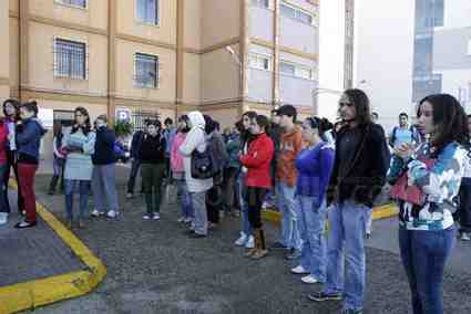 Toda la UGR guarda cinco minutos de silencio por la alumna ceutí asesinada por su compañero de piso