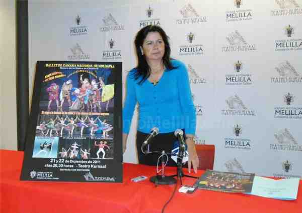 Simi Chocrón posa junto al cartel de la actuación