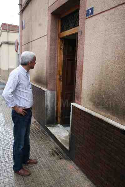 Benyahya frente a su casa tras el incendio