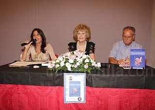 Carmen Carrasco presenta su último poemario, 'Versos a la naturaleza' en el Club Marítimo