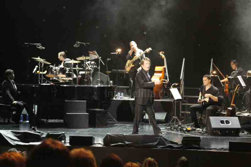 El aforo completo del Kursaal recibe emocionado a Raphael que ofreció un concierto de tres horas
