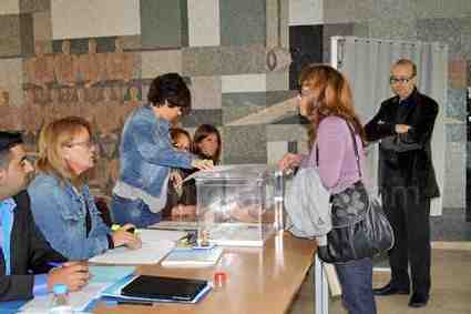 Con un código, María José solicita el kit que le espera en el colegio electoral
