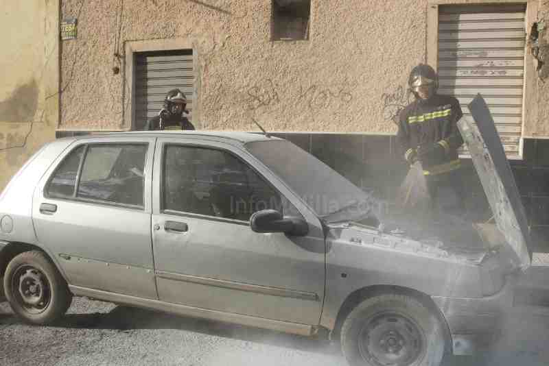 Los bomberos sofocan el incendio fortuito de un turismo cerca del 'Reina Victoria'